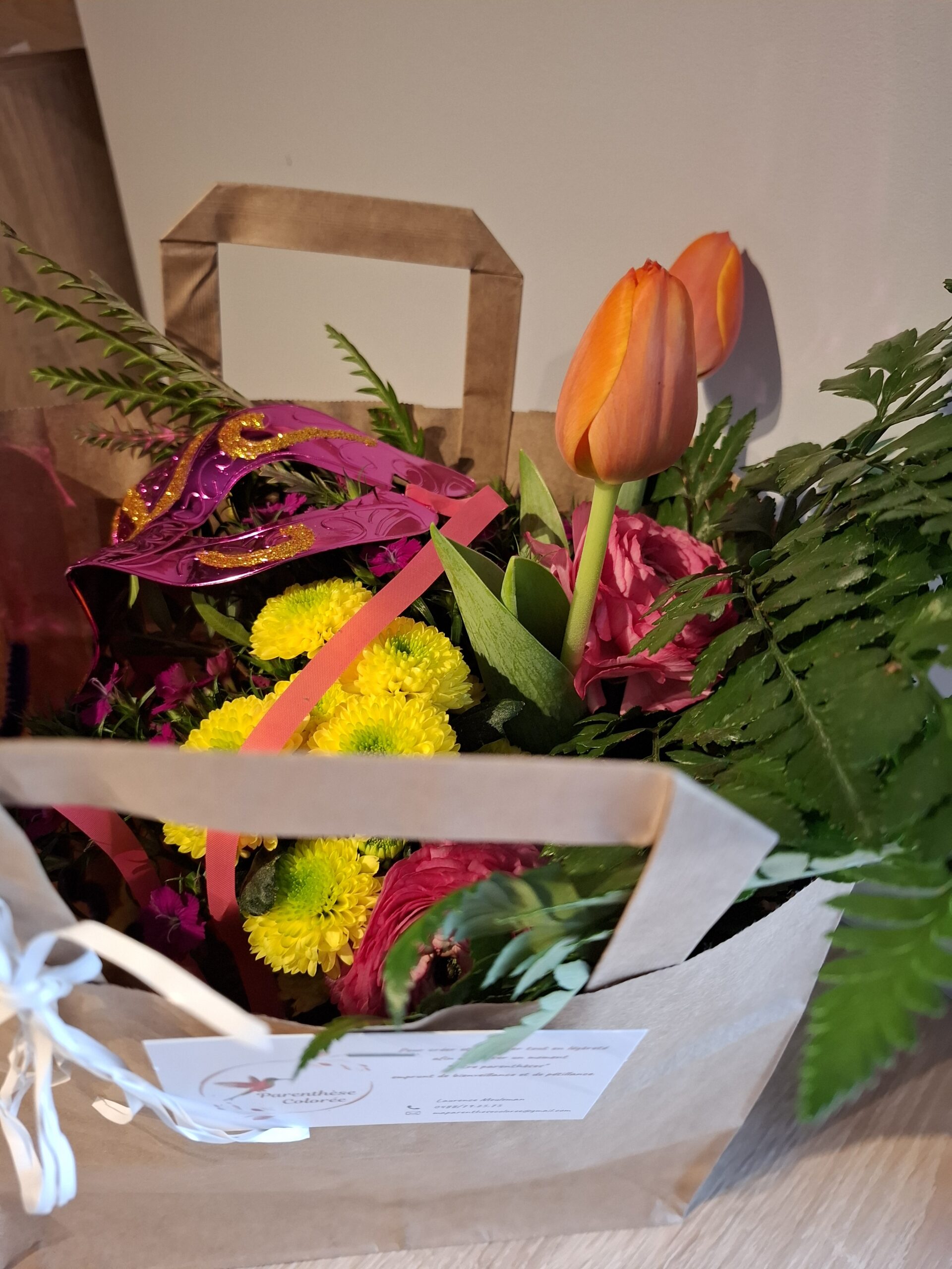 Sac kraft Flower Bag rempli d’une composition florale colorée avec tulipes et fleurs de saison, concept d’atelier floral à réaliser chez soi en toute autonomie. 